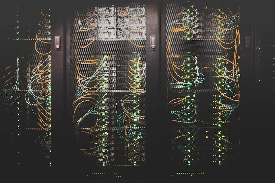 Netzwerkkabel in einem Serverschrank